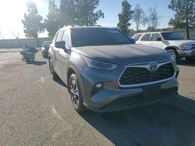 2022 Toyota Highlander - Image 12