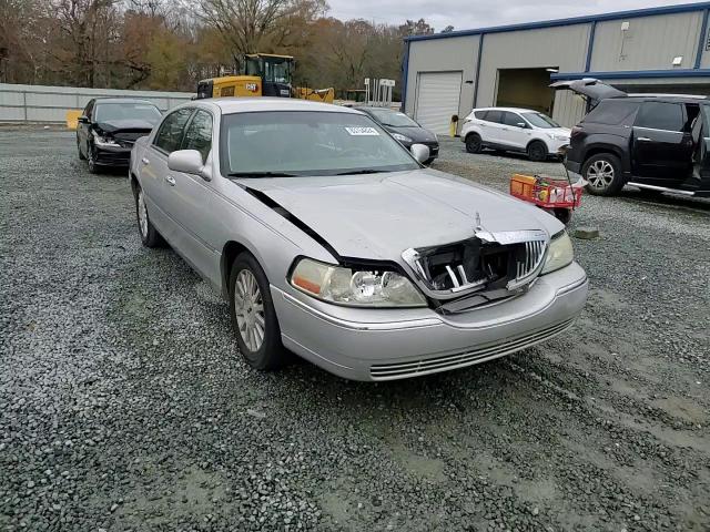 2004 Lincoln Town Car - Image 11