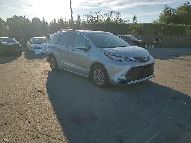 2022 Toyota Sienna - Image 11
