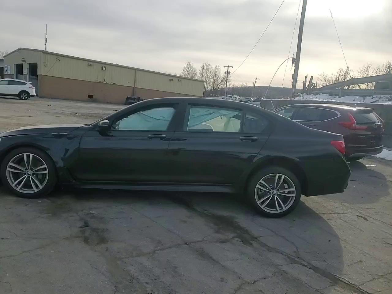 Фото: WBA7E4C59KGV70021