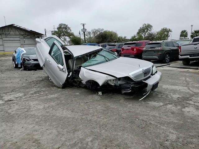 2009 Lincoln Town Car Signature Limited VIN: 2LNHM82V29X630577 Lot: 95282375