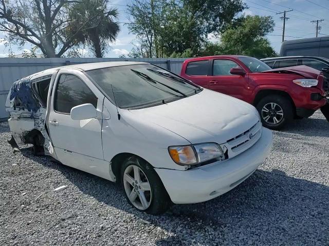 1998 Toyota Sienna Le VIN: 4T3ZF13CXWU066898 Lot: 95279375