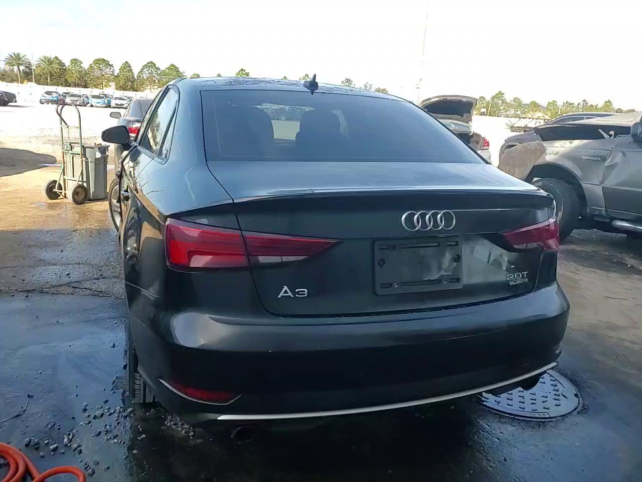 Фото: WAUB8GFF6J1043143