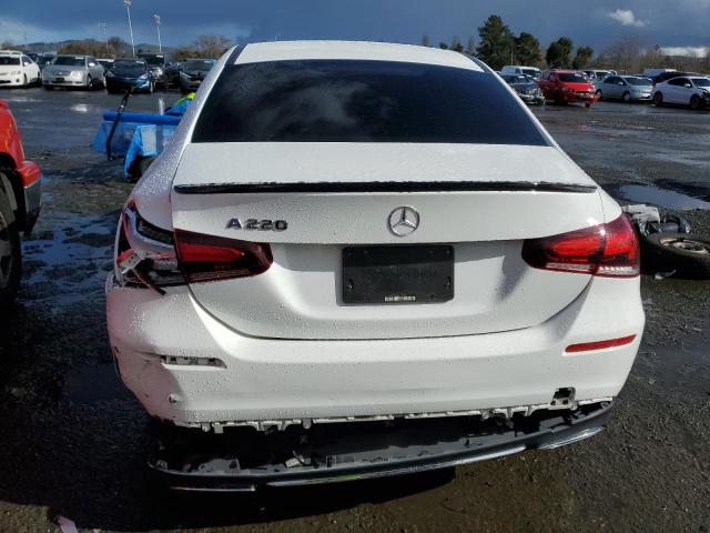 WDD3G4EB2KW019570 Mercedes-Benz A 220