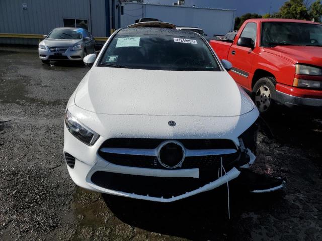 WDD3G4EB2KW019570 Mercedes-Benz A 220
