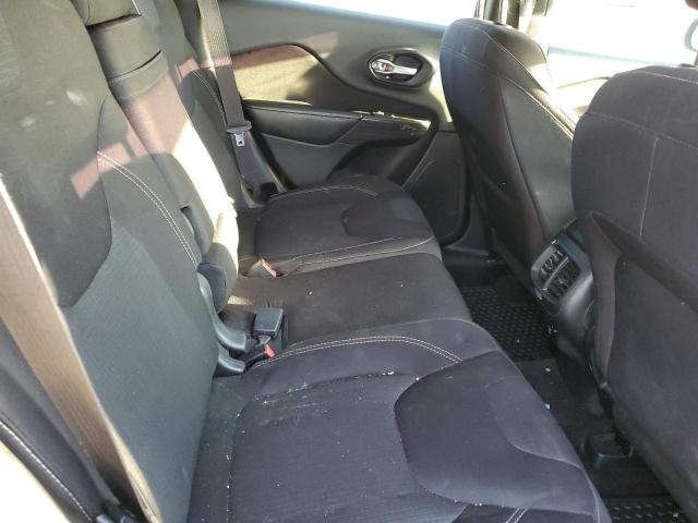 1C4PJLCB9FW672137 Jeep Cherokee Latitude