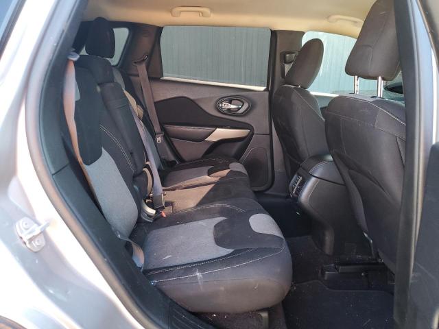 1C4PJLCB4JD587324 Jeep Cherokee Latitude