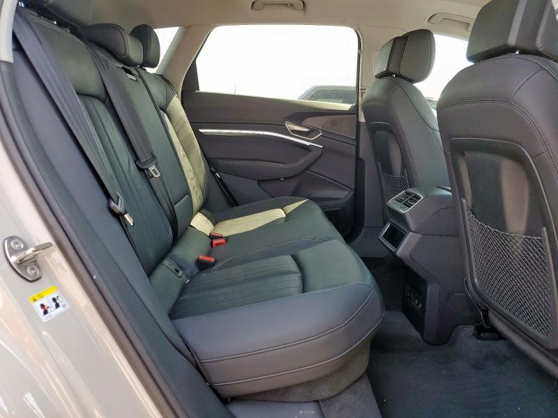 WA1AAAGEXNB023977 Audi E-tron Pre