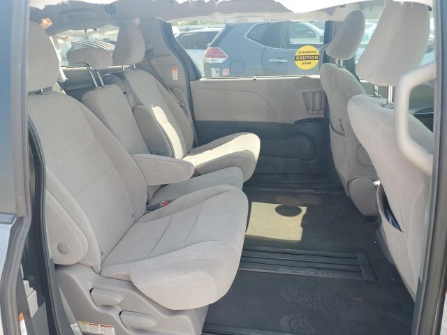 5TDKZ3DC0JS904370 Toyota SIENNA LE
