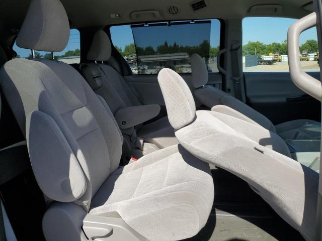5TDKZ3DC9HS879429 Toyota SIENNA LE