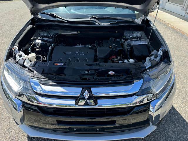 JA4AZ3A39HZ008409 Mitsubishi Outlander Se